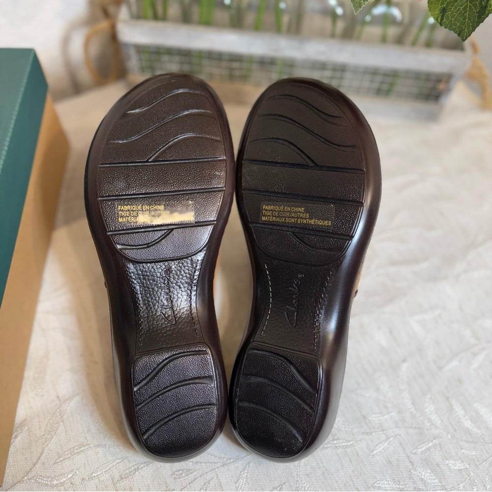 Women's Clarks bendables
Ina Bow Tan Slip in Mule
Sandals Women's Sz 9 1/2 - Picture 8 of 10
